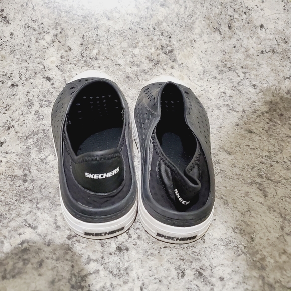 3/$10 Skechers Sandals Kids Size 4 - Picture 2 of 5